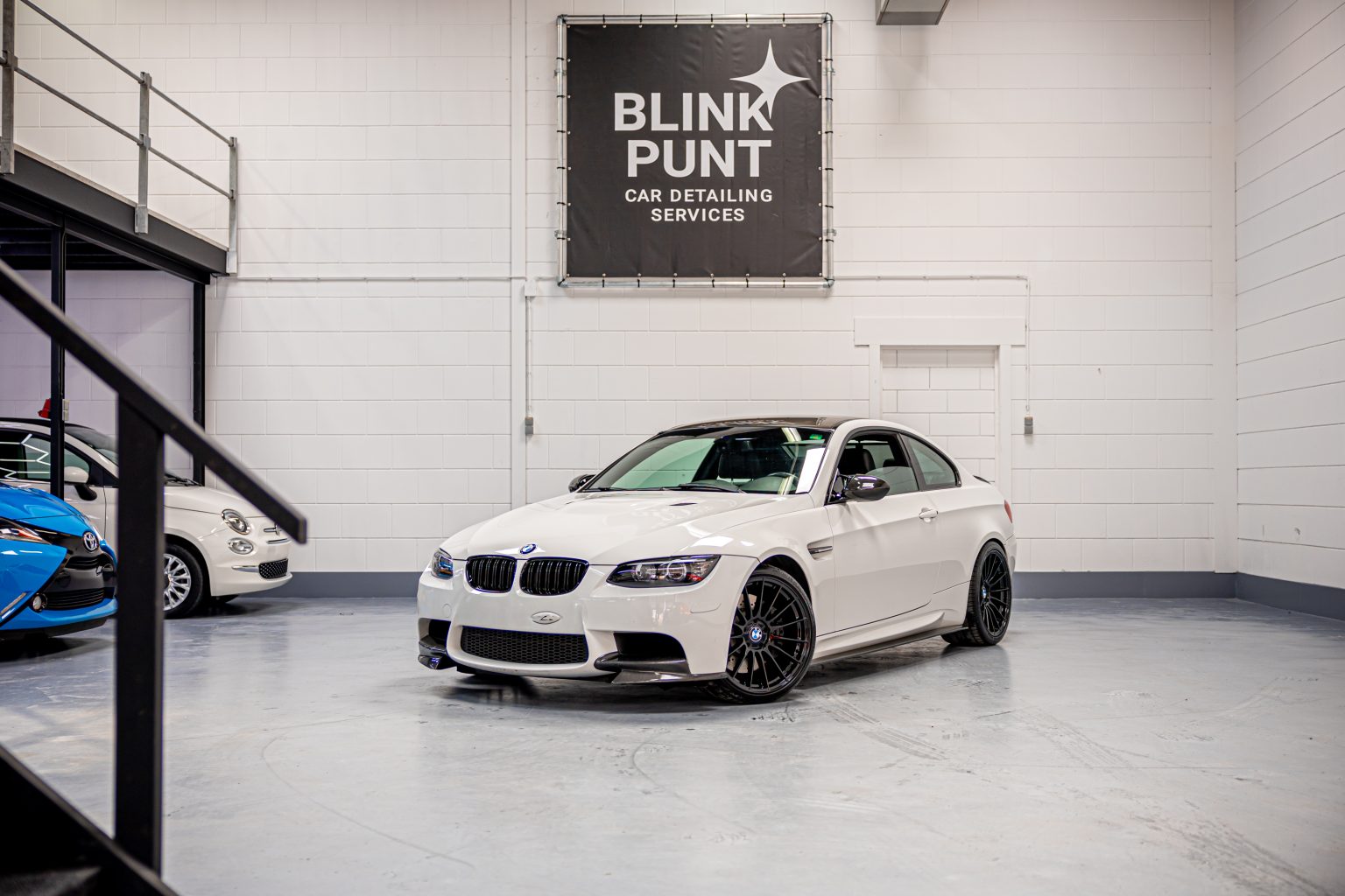 Auto onder de studiolampen bij auto detailing in Monster, Blinkpunt Monster