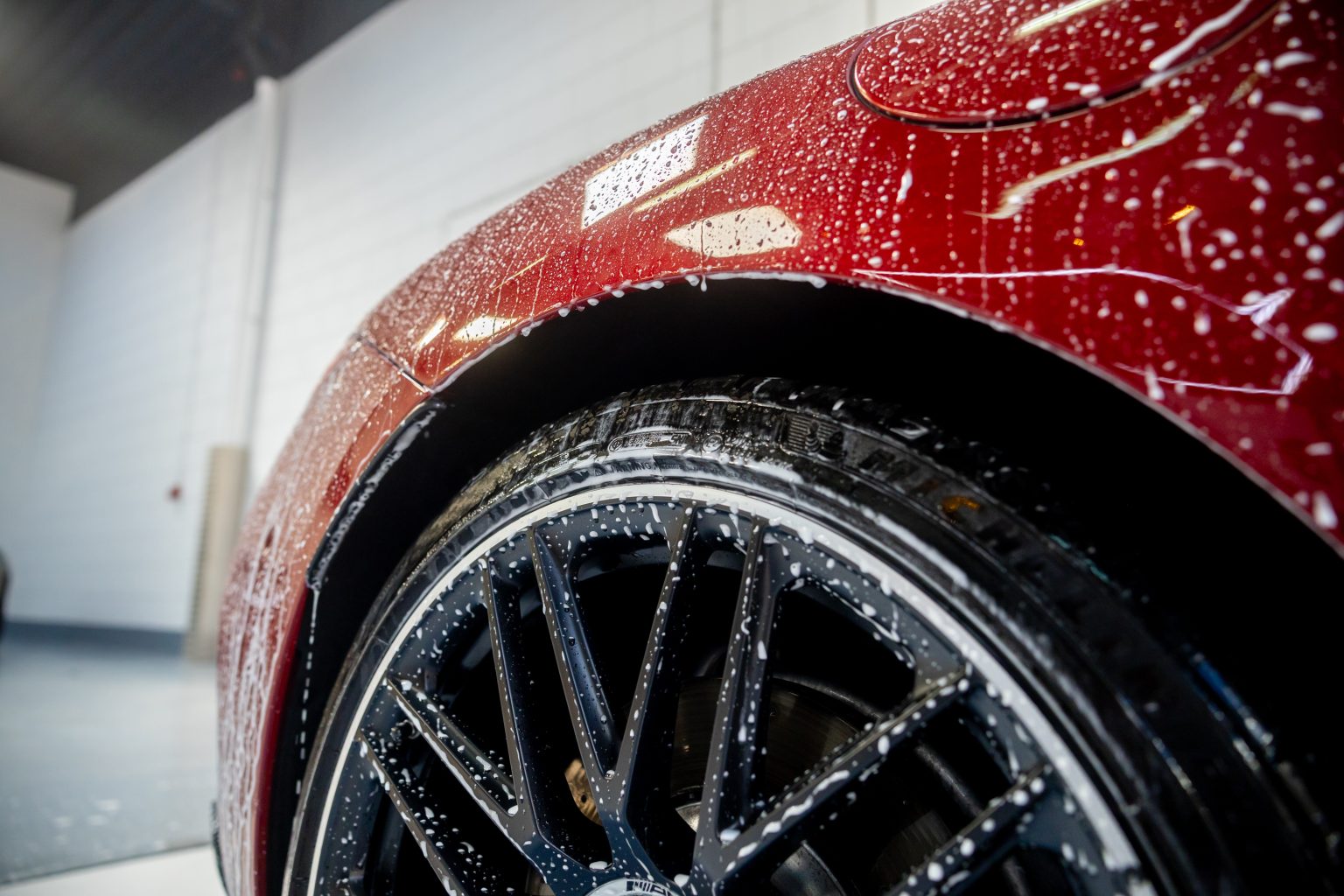 Een auto die er weer bij staat bij auto detailing in Monster, Blinkpunt Monster