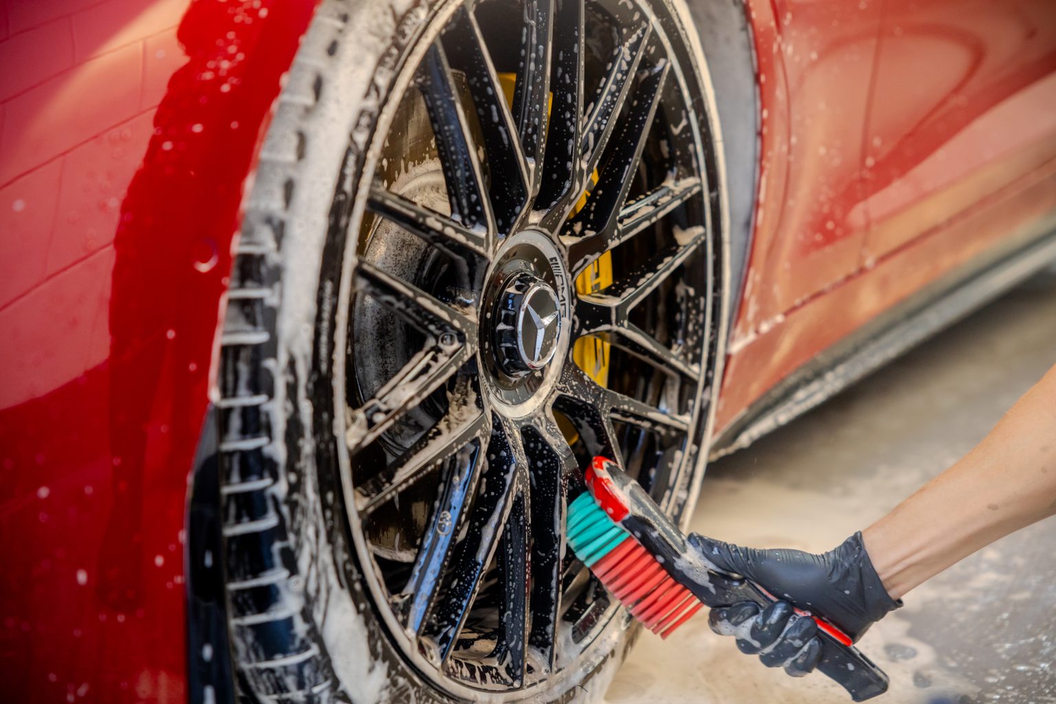 Eerst het voorwerk, dan pas de polijstmachine bij auto polijsten in Den Haag, Blinkpunt Monster