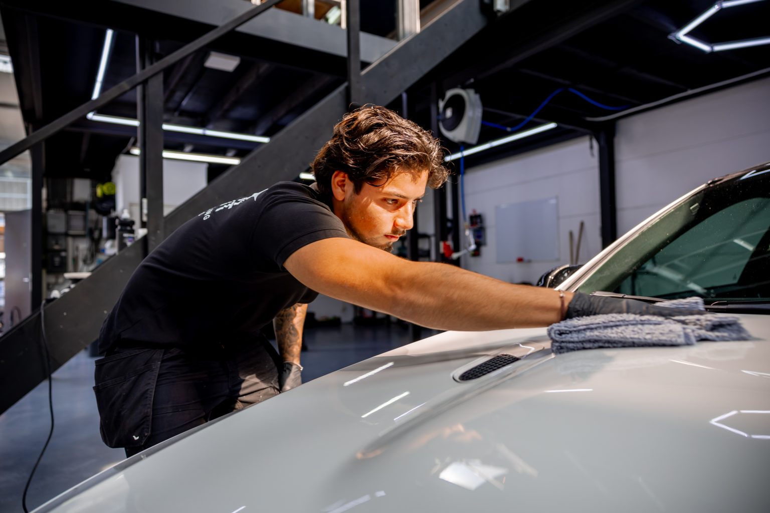 Inspectie met lamp bij auto polijsten in het Westland, Blinkpunt Monster